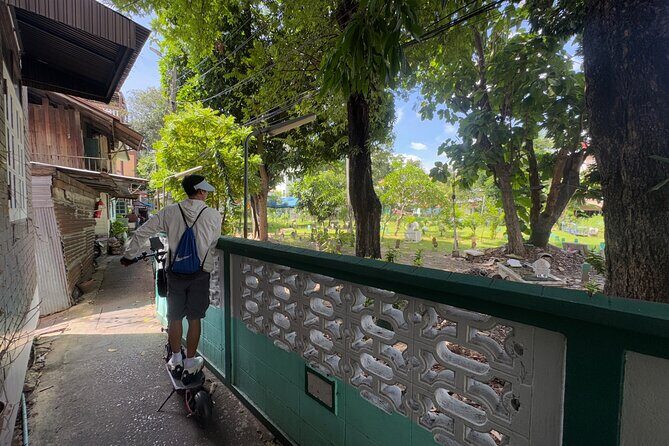 Bangkok: Guided E-Scooter Tour to Temples and Riverside - What to expect from the experience