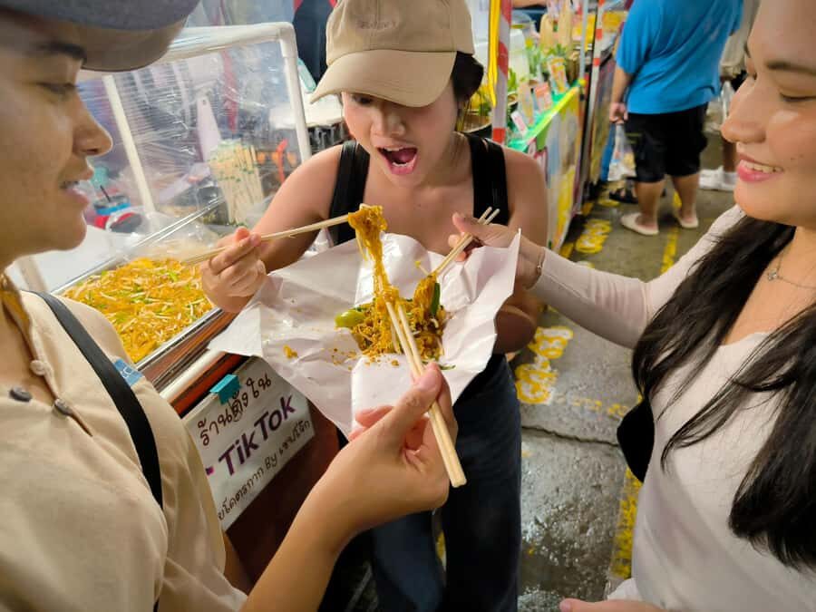 Bangkok: Taste the Night Market with Local guide - The Itinerary Breakdown