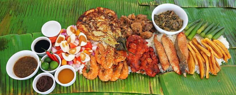 Boracay: Island Hopping Tour with Boodle Fight Lunch - Guides and Group Size
