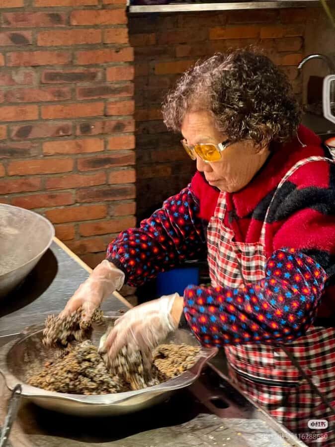 Chengdu Food & Blessings Tour: Market Bites & Temple Fortune - Exploring Chengdu’s Food Scene at Qingyang Market