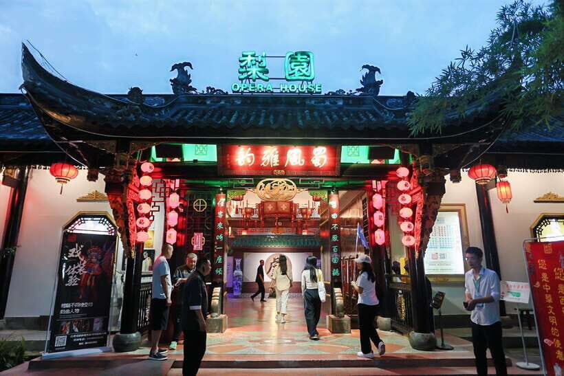 Chengdu: Sichuan Opera Face-Changing and Acrobatics Show - In-Depth Look at the Experience