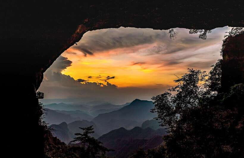 Chongqing:1-day Jinfoshan Mt hiketrip (licen guide,with car) - What Youll Experience