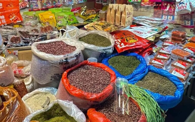 Chongqing's back alley delicacies and tranquil temples - From Market to Sacred Space: Visiting Luohan Temple