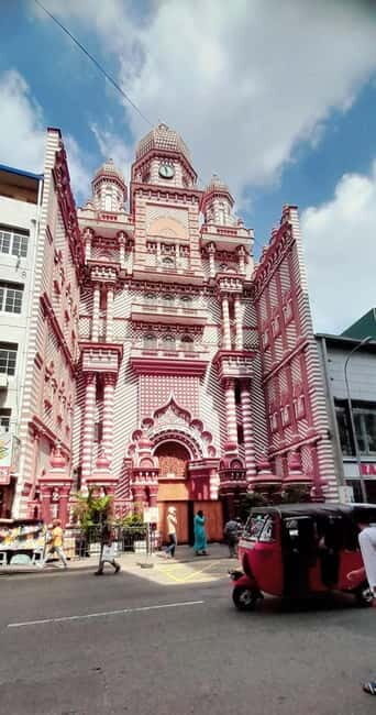 Colombo: Guided Walking Tour - The Red Mosque and Religious Landmarks