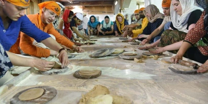 Delhi: Gurudwara Bangla Sahib Tour with Langar Meal - Starting Point: Warm Welcome and Guided Introduction