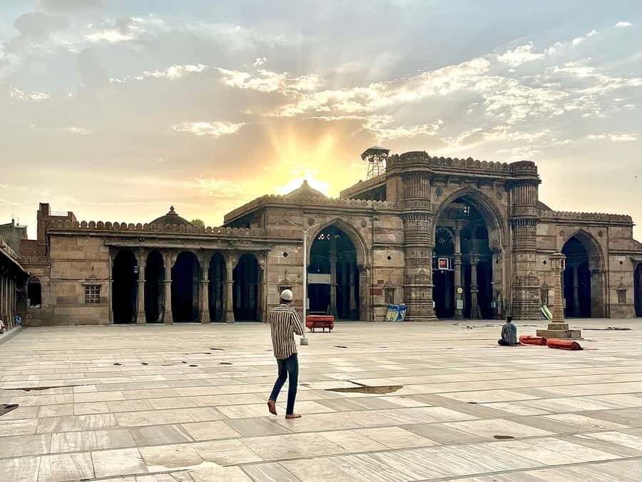 Discover Ahmedabad: Temples, Mosques & Secret Streets Tour - Discovering the Hidden Pols and Architectures