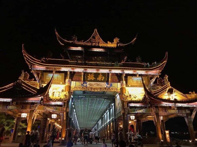 Dujiangyan: Evening Lantern Tour with Local Food - Food and Flavors on the Night Tour