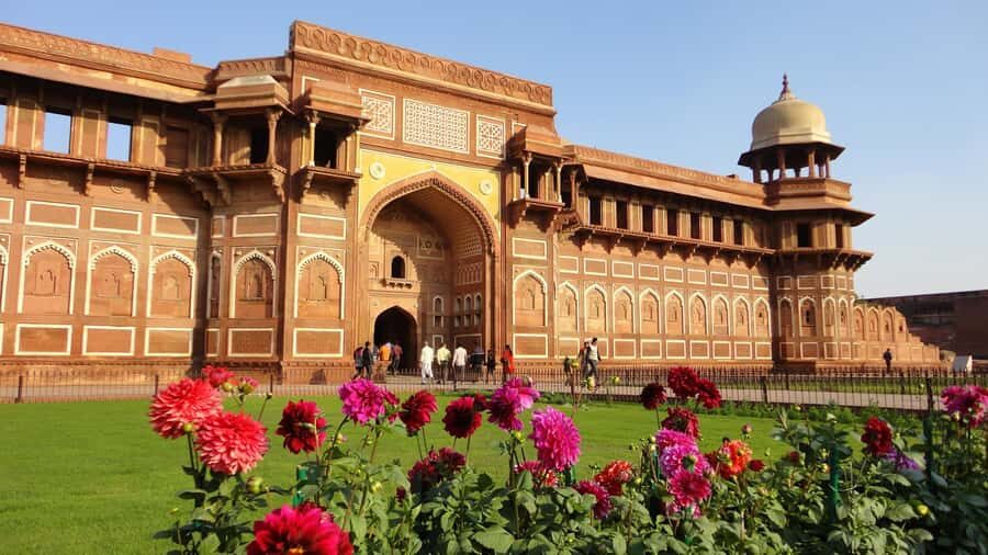 From Delhi/Agra: Sunrise Taj Mahal Agra tour with 5* Lunch - The Itinerary: How the Day Unfolds