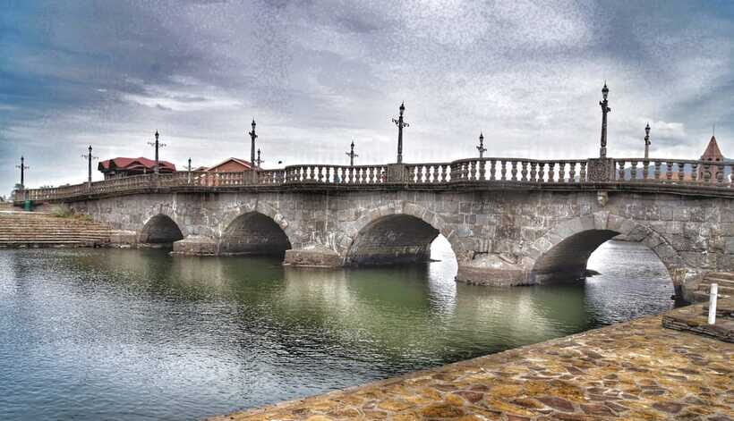 From Manila: Las Casas Filipinas de Acuzar Guided Day Trip - Cultural Demonstrations and Crafts