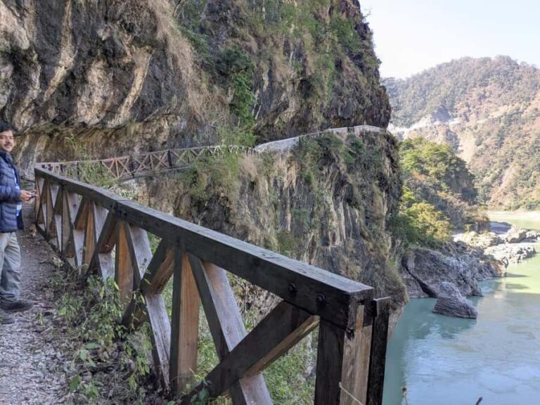 From Rishikesh: Offbeat Day Hike and Vashishta Cave Visit - Visiting the Shiva Temple and Meeting a Sadhu