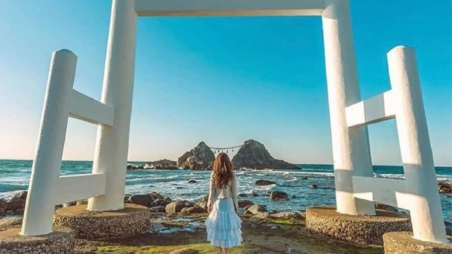 Fukuoka: Itoshima Waterfall, Ramen, and Fukuoka Tower Tour - Cultural Landmarks and Temples with Autumn Charm