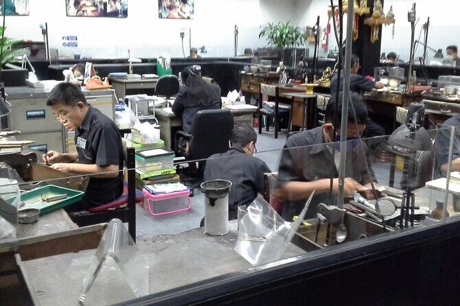 Gems Gallery Chiang Mai with Round Trip Hotel Transfers - What to Expect from This Tour