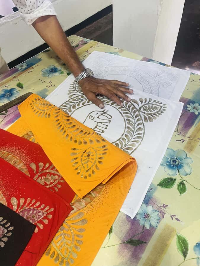 Giriulla: Batik Factory Tour with Ceylon Tea and Sweets - Shopping and Craft Browsing