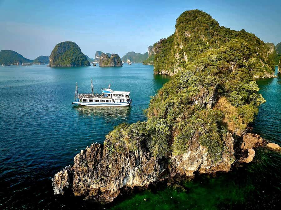 Halong Bay: Day Cruise with Caves, Kayaking & Sunset Party - Why This Tour Works Well