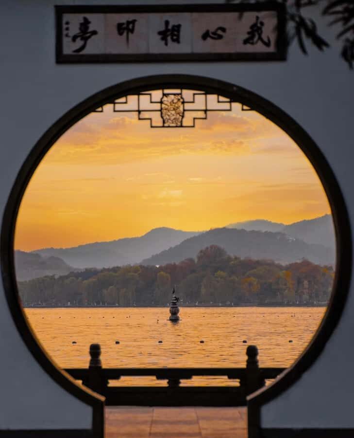 Hangzhou Highlights: West Lake, Silk Culture & Art Workshop - Discovering Historic Streets and Local Commerce