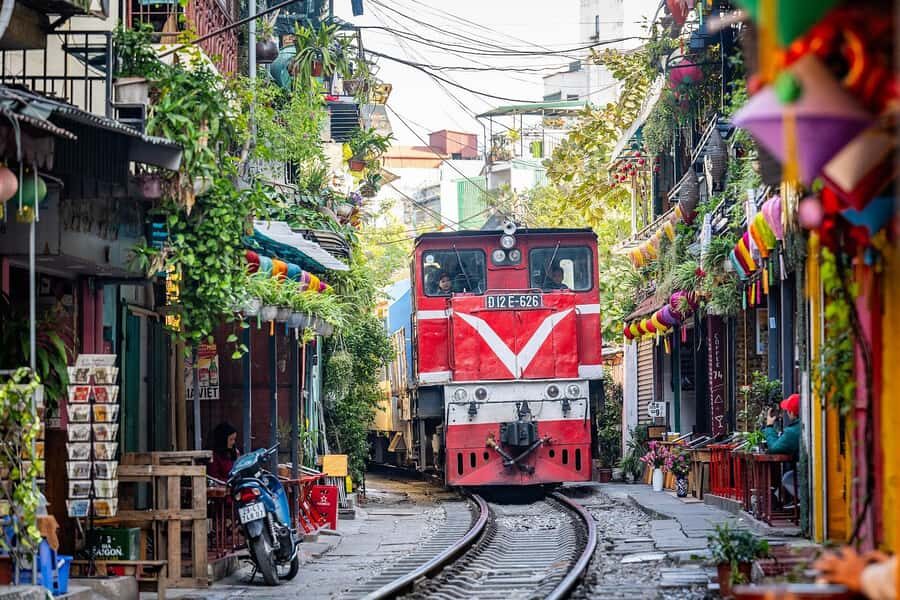 Hanoi: Food tour & Train Street visit small group 6-pax - What Past Travelers Say