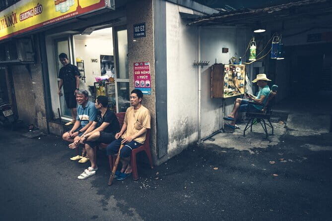 Hanoi Street Photography in a Vintage Community - What to Expect on the Tour
