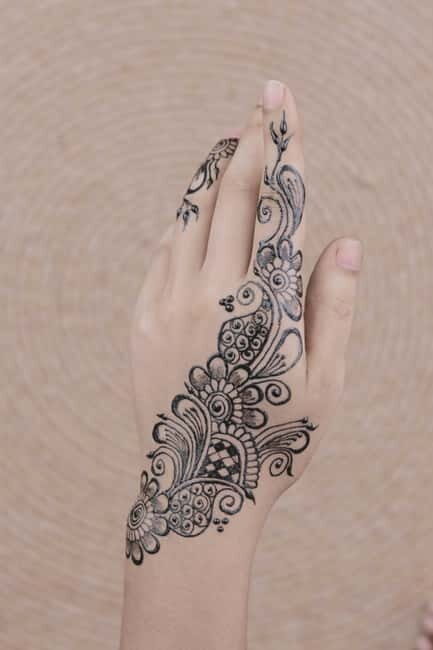Henna on hands in Jaipur - The Artistic Styles You Can Choose From