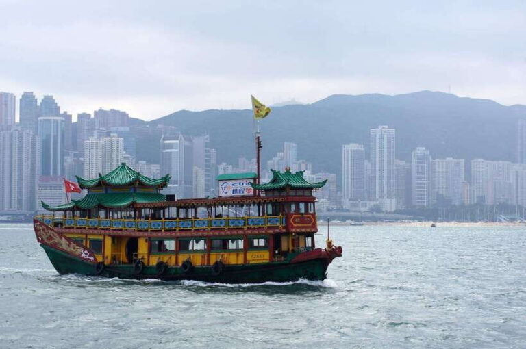 Hong Kong Must-See attractions Walking Tour With A Guide - Why This Tour Offers Great Value