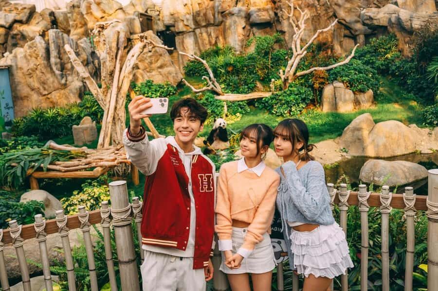 Hong Kong: Ocean Park Entry Ticket + OceanFasTrack Pass - Getting There and First Impressions