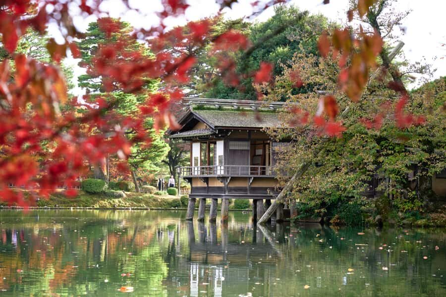 Kanazawa: Historical Garden Walking Tour with Local Guide - An In-Depth Look at the Kanazawa Historical Garden Walking Tour