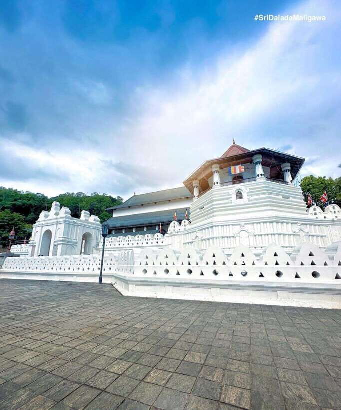 Kandy: 2-Day Tour Kandy ,Ambuluwawa Tower with Accommodation - Transportation and Group Size