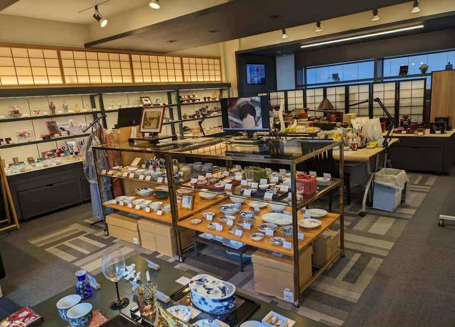 Kintsugi Experience in Nihonbashi Tokyo (English Guide) - The Location: Nihonbashi Mutoh Main Store