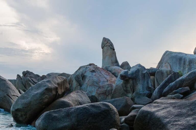 Koh Samui: Local Markets, Shrines & Silver Beach Tour - Exploring the Iconic Hin Ta & Hin Yai Rocks