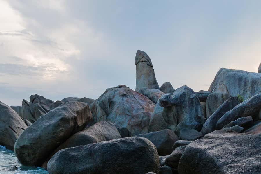 Koh Samui: Local Markets, Shrines & Silver Beach Tour - Exploring the Iconic Hin Ta & Hin Yai Rocks