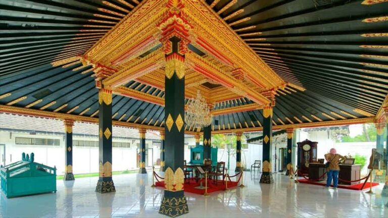 Kraton & Taman Sari Walking Tour - Optional Batik Workshop - Practical Details and What to Expect