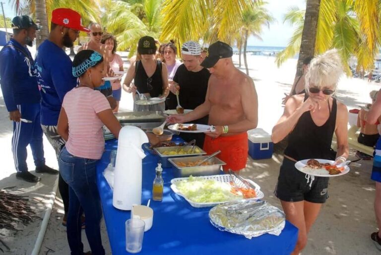 La Romana: Saona Island Boat Tour with Lunch - Lunch: Tasting Dominican Flavors