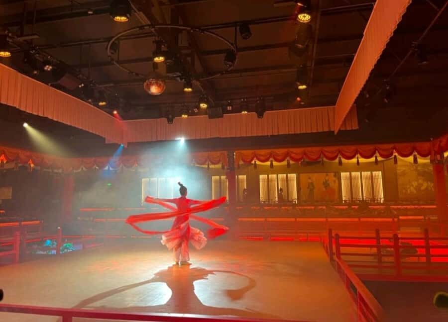 Lijiang: Yuyan Banquet Dinner Show with Costumes - Who Is It Best For?