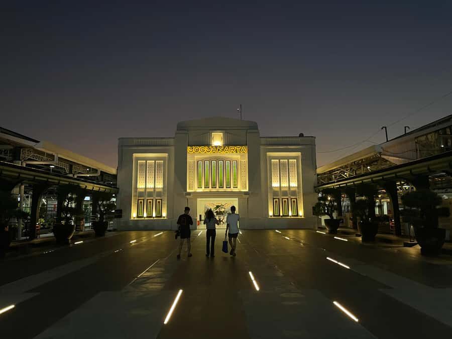 Malioboro Street Walking Tour with 5 local snacks tasting - A Closer Look at the Malioboro Street Walking Tour