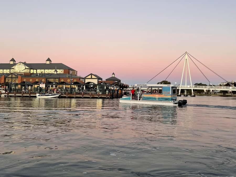 Mandurah: Sunset Cruise - The Experience of Guides and Group Size