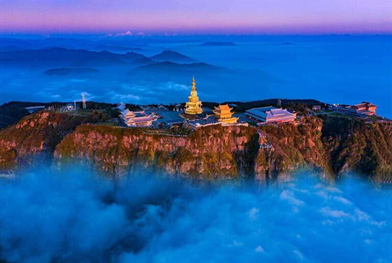 Mount Emei and Leshan Giant Buddha Two-Day Private Tour - Leshan Giant Buddha: A Marvel of Ancient Craftsmanship