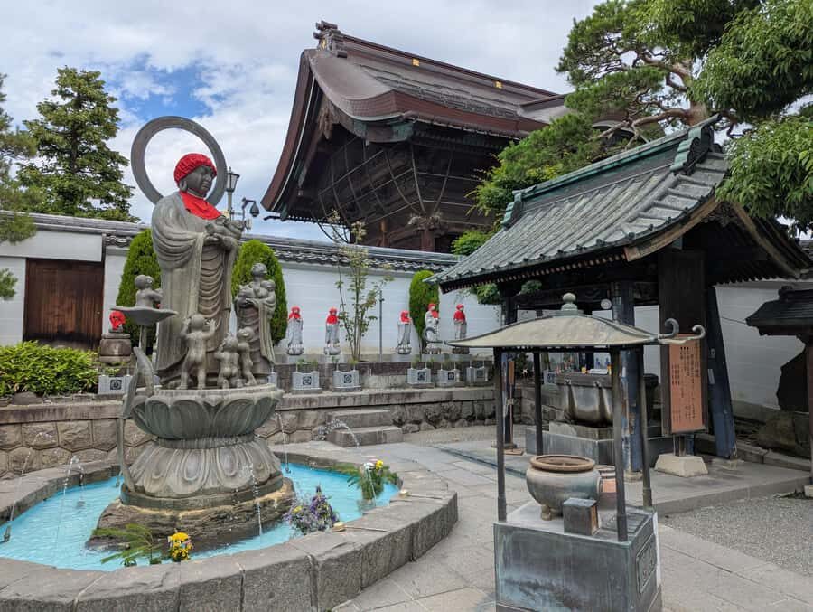 Nagano Zenkoji Temple Town Walking Tour with Oyaki Tasting - Sake Heritage and Oyaki: Savoring Nagano’s Flavors
