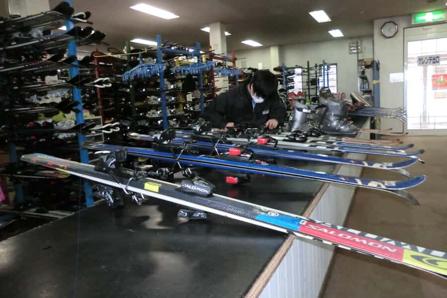 Nagoya: White Pia Takasu Ski Resort Day Trip with Lift Pass - The Experience on the Slopes