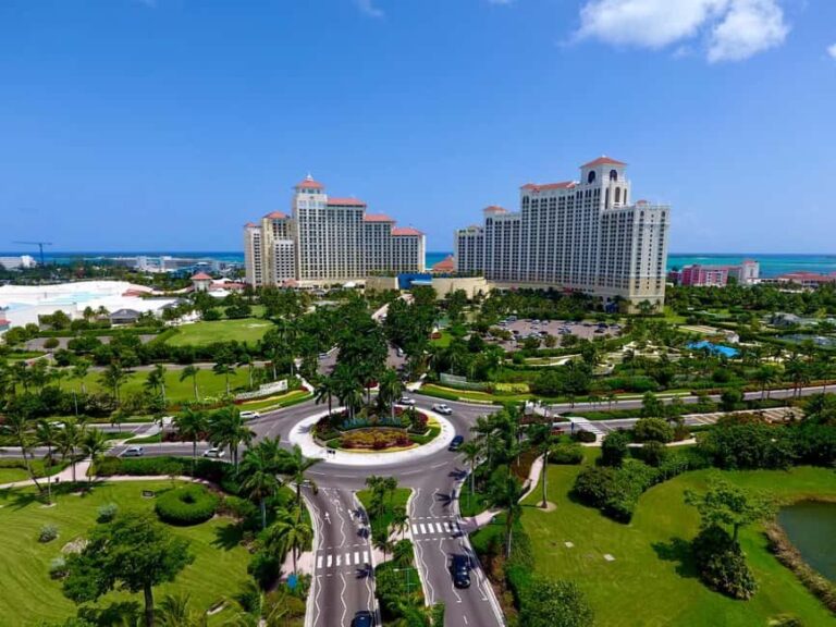 Nassau: Historic City Tour with Drink and Food Tasting - The Queens Staircase: A Marvel of Craftsmanship