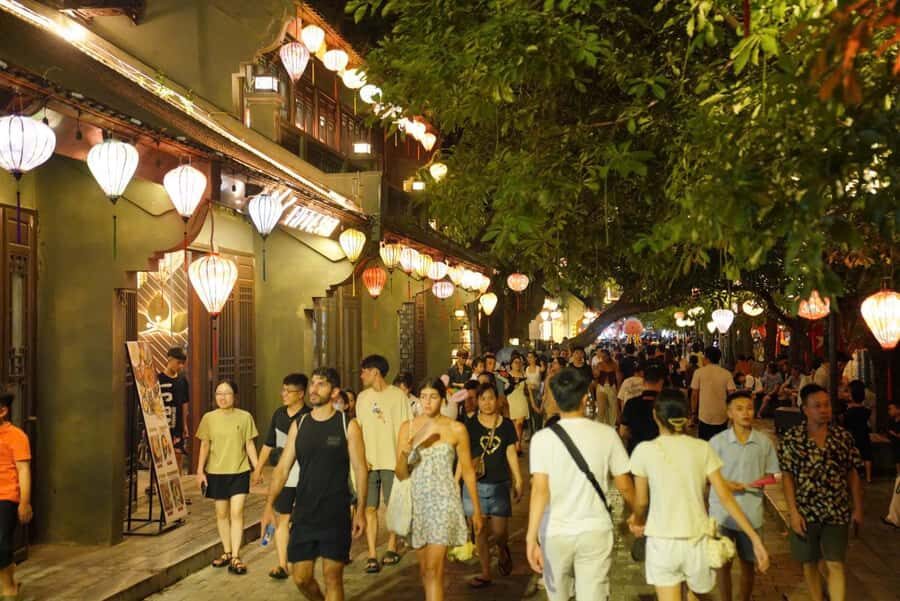 Ninh Binh Night Tour: Bai Dinh Pagoda and Hoa Lu Old Town! - A Stroll Through Hoa Lu Old Town in the Evening