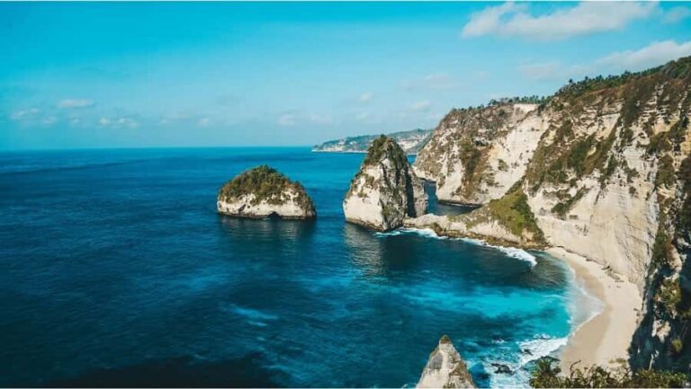 Nusa Penida: West and East Full-Day Tour with Guide - Exploring Kelingking Beach: The Iconic Cliffs