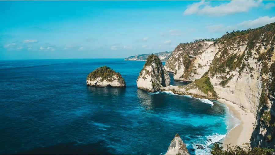 Nusa Penida: West and East Full-Day Tour with Guide - Exploring Kelingking Beach: The Iconic Cliffs