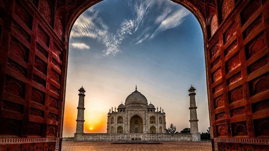 Overnight Agra/Taj Mahal Tour & Fatehpur Sikri Tour - The Highlight: Sunrise at the Taj Mahal