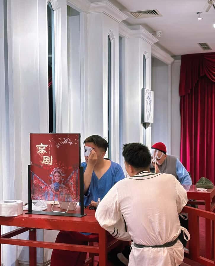 Peking Opera Backstage : Makeup, Costume & Performance - Who Should Consider This Experience?