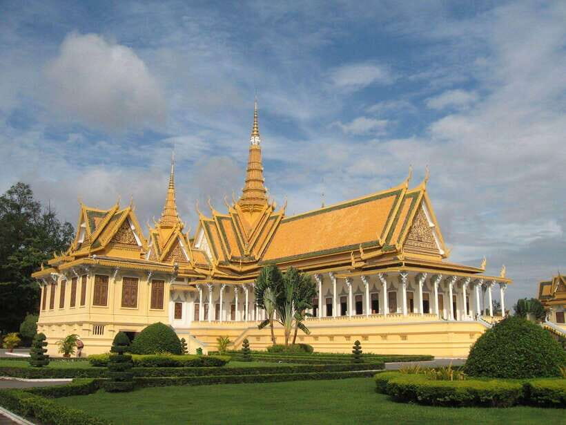 Phnom Penh: 2-Day Tour with Royal Palace and Killing Fields - An Overview of the Experience
