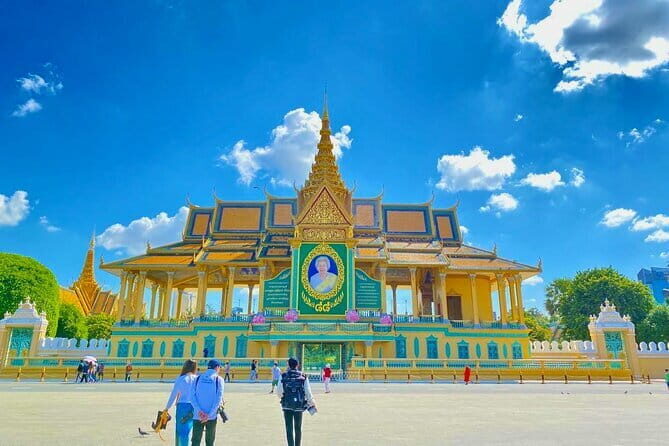 Phnom Penh Hop-on Hop-off Highlight Tour including Killing Fields - Transportation and Group Size