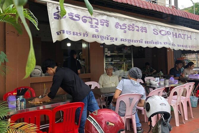 Phnom Penh Night City Highlights & Local Food tour by Tuktuk - What Sets This Tour Apart?