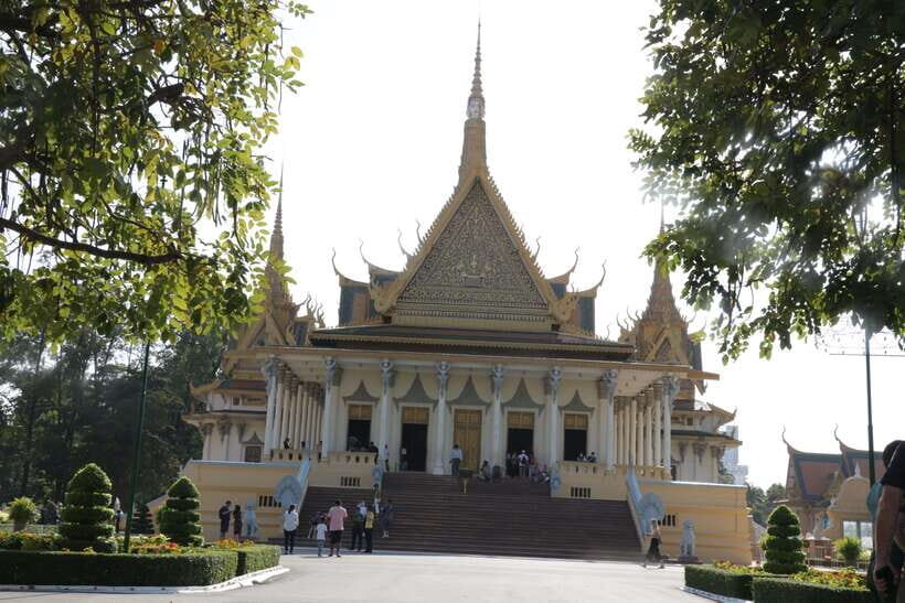 Phnom Penh Private Tour Local English Guides Driver - A Close Look at the Itinerary and Experience