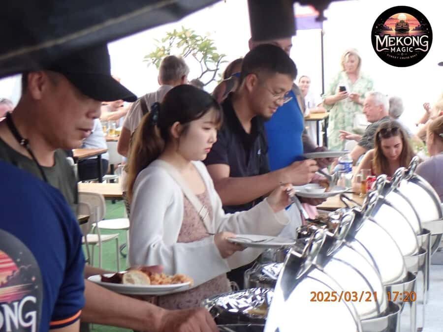 Phnom Penh: Sunset Cruise-Freeflow Beers, Sodas & BBQ Buffet - Boarding and First Impressions