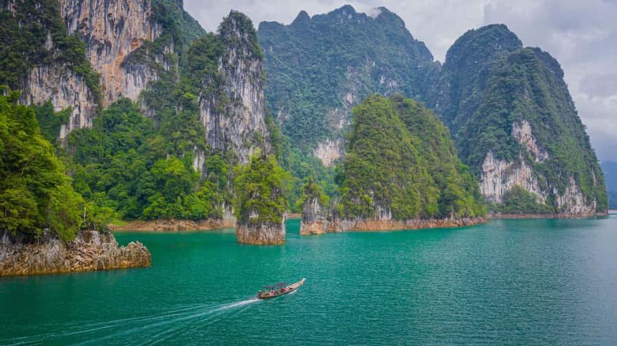 Phuket: Khao Sok National Park and Cheow Lan Lake Tour - The Cultural Touch: Wat Manee Sri Mahathat