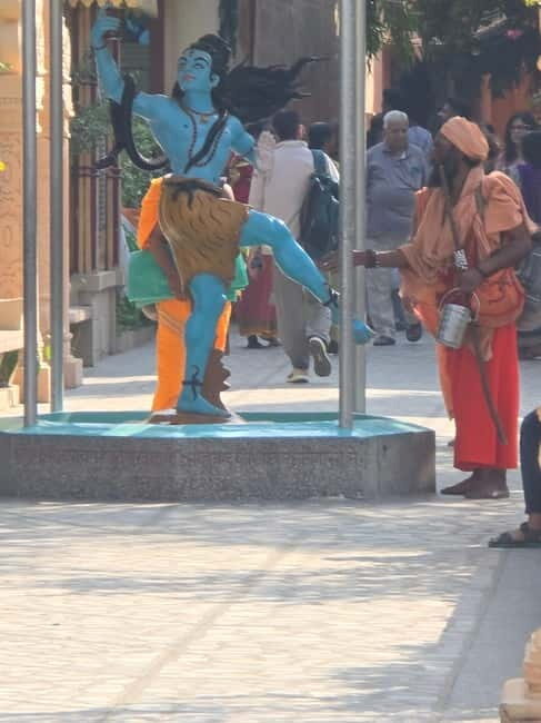 Rishikesh: Walking Tour with Lakshman Jhula & Ganga Aarti - Attending the Ganga Aarti at Sunset